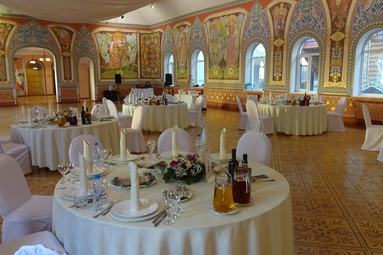 Арендовать Зал в европейском стиле с арочными окнами