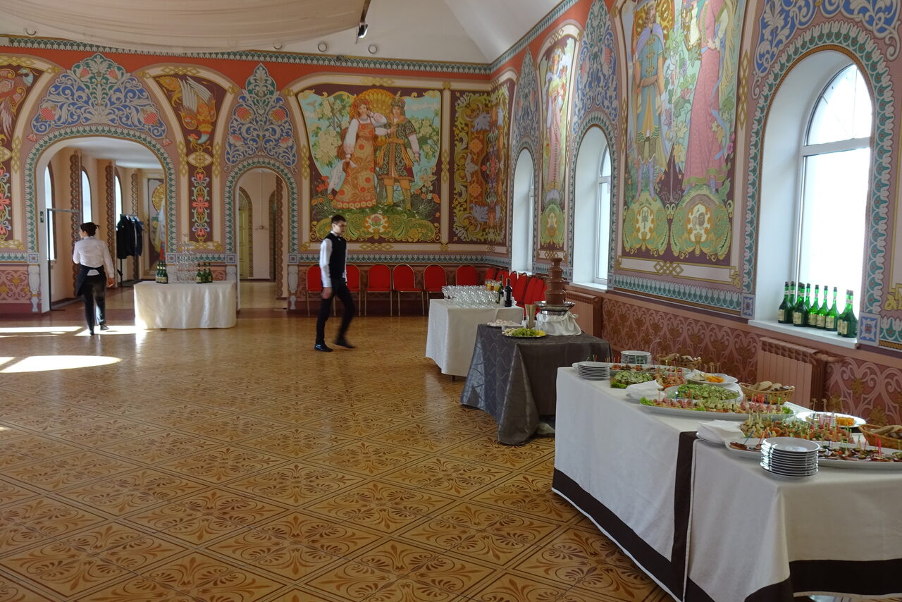 Арендовать Зал в европейском стиле с арочными окнами