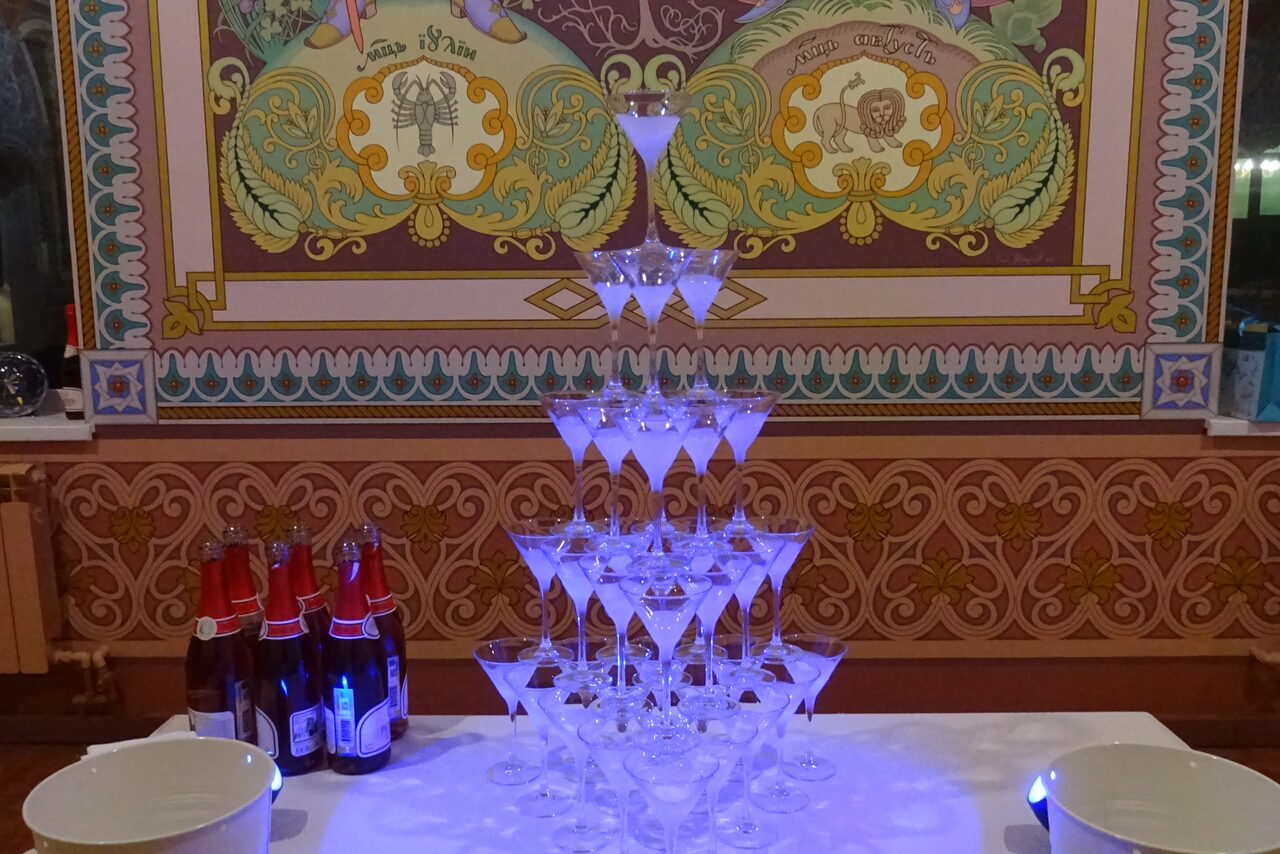 Арендовать Зал в европейском стиле с арочными окнами