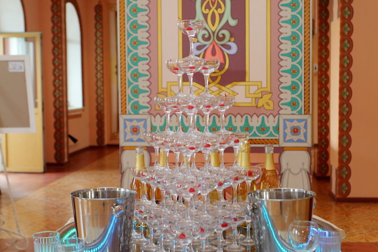 Арендовать Зал в европейском стиле с арочными окнами