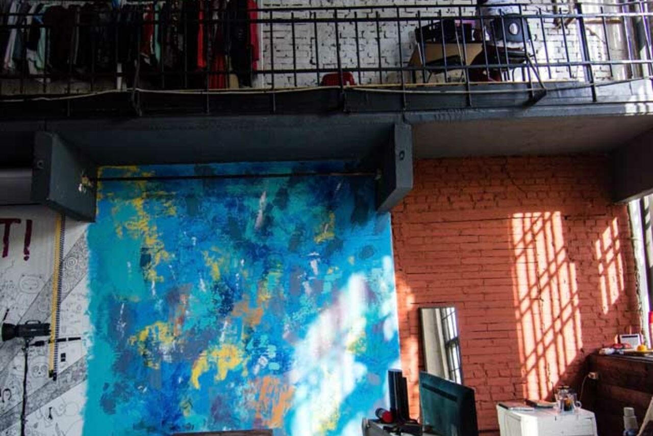 Арендовать Фотостудия «whynot!» Лофт со сценой и передвижной лестницей