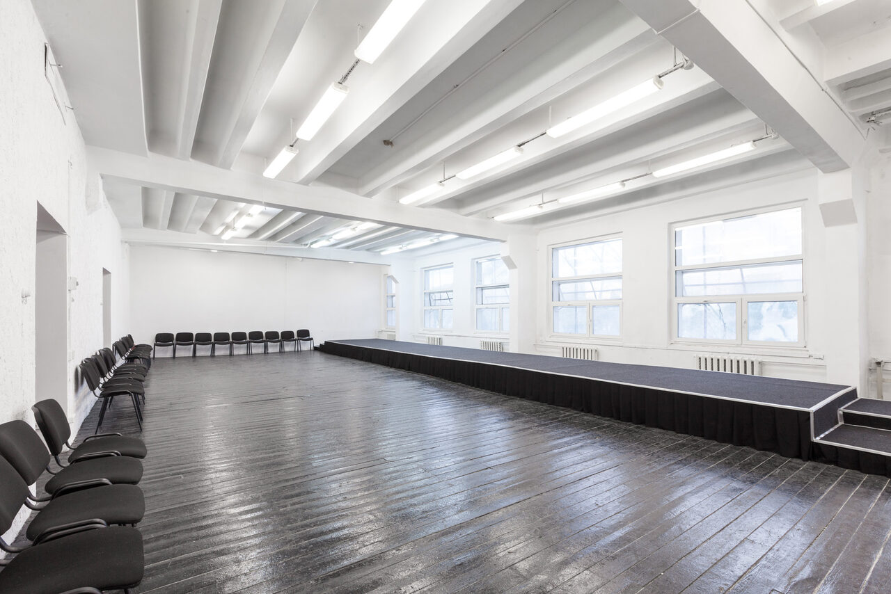 Арендовать PROSVET STUDIO Зал с подиумом длинной 16 метров