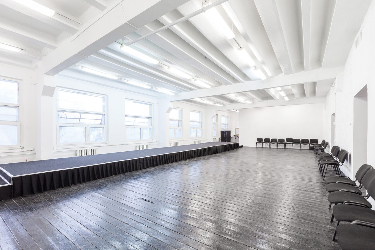 Арендовать PROSVET STUDIO Зал с подиумом длинной 16 метров