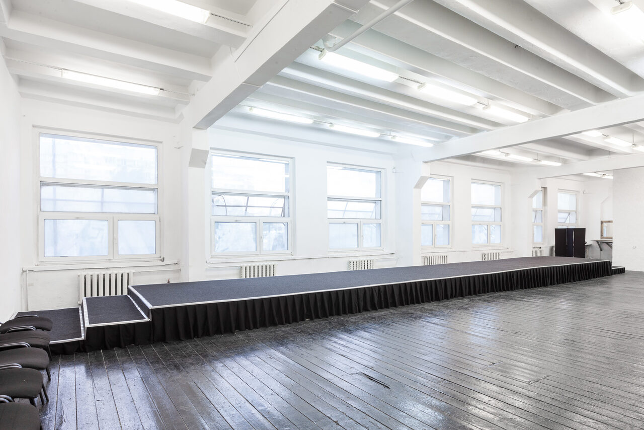 Арендовать PROSVET STUDIO Зал с подиумом длинной 16 метров