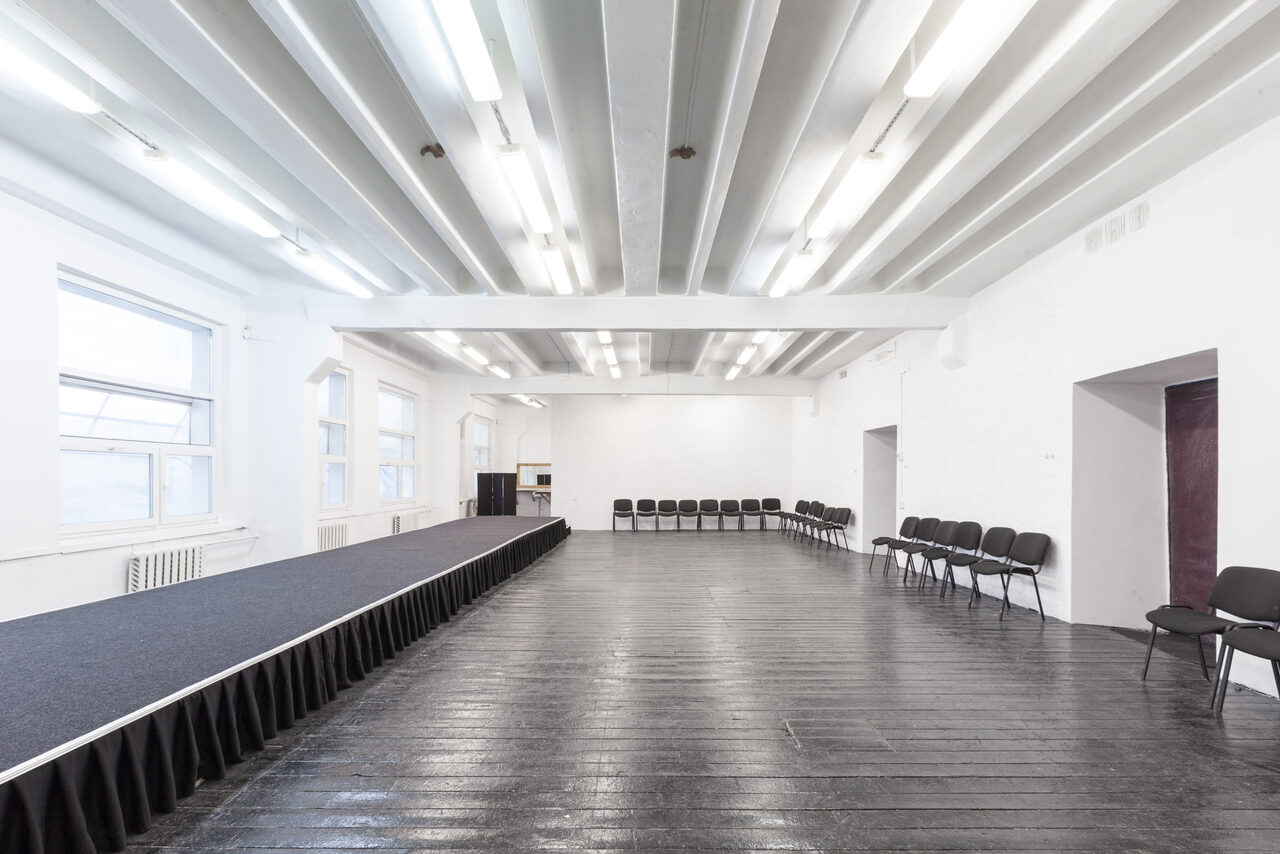 Арендовать PROSVET STUDIO Зал с подиумом длинной 16 метров