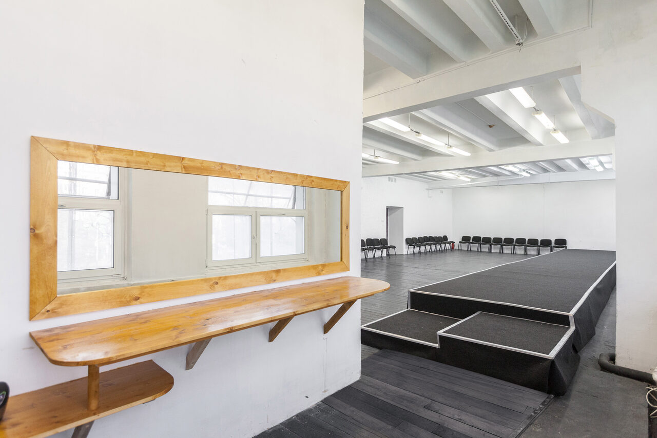 Арендовать PROSVET STUDIO Зал с подиумом длинной 16 метров