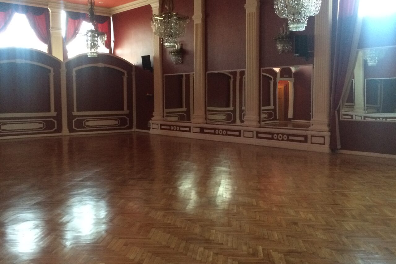 Арендовать Атмосфера Торжественный зал с танцевальным паркетом