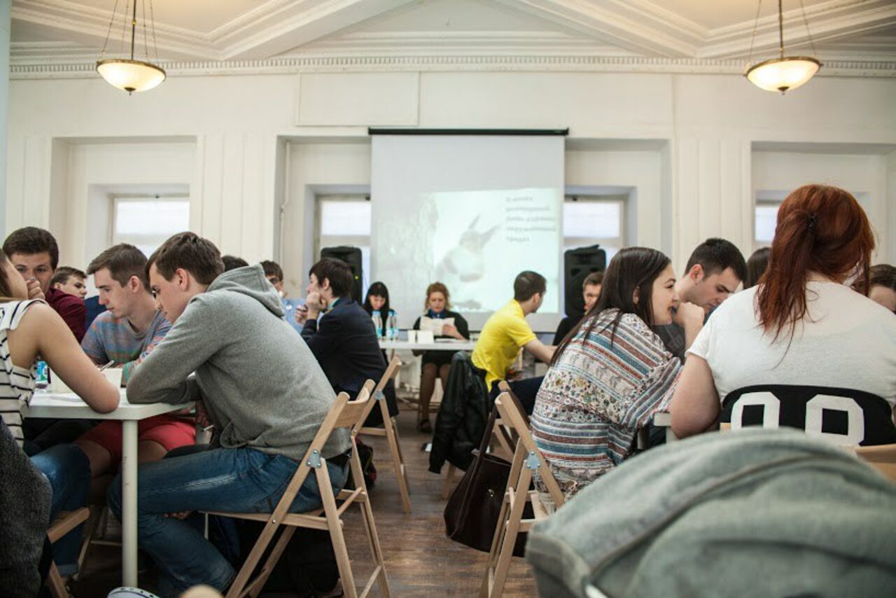 Арендовать FREEDOM TEAM. Пространство с белым интерьером