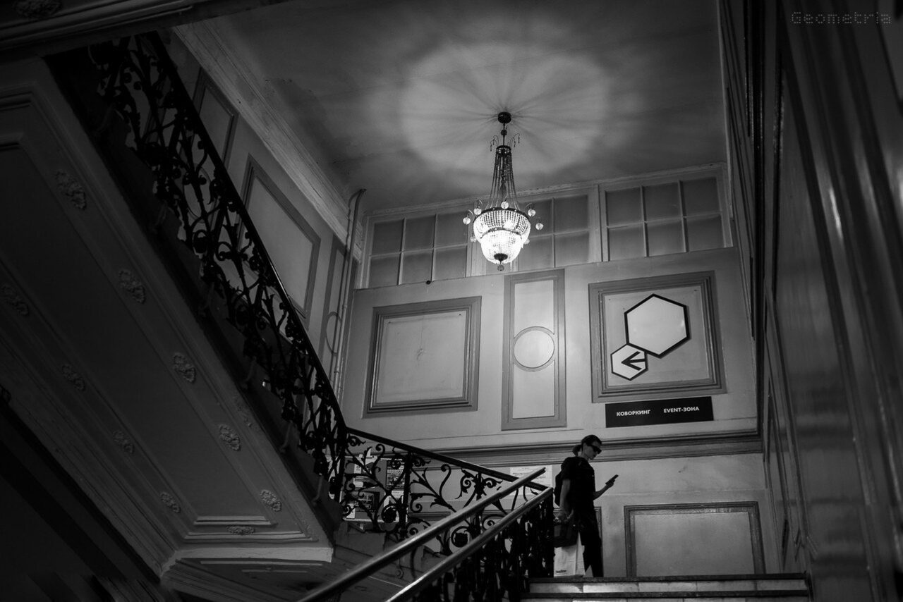 Арендовать FREEDOM TEAM. Пространство с белым интерьером