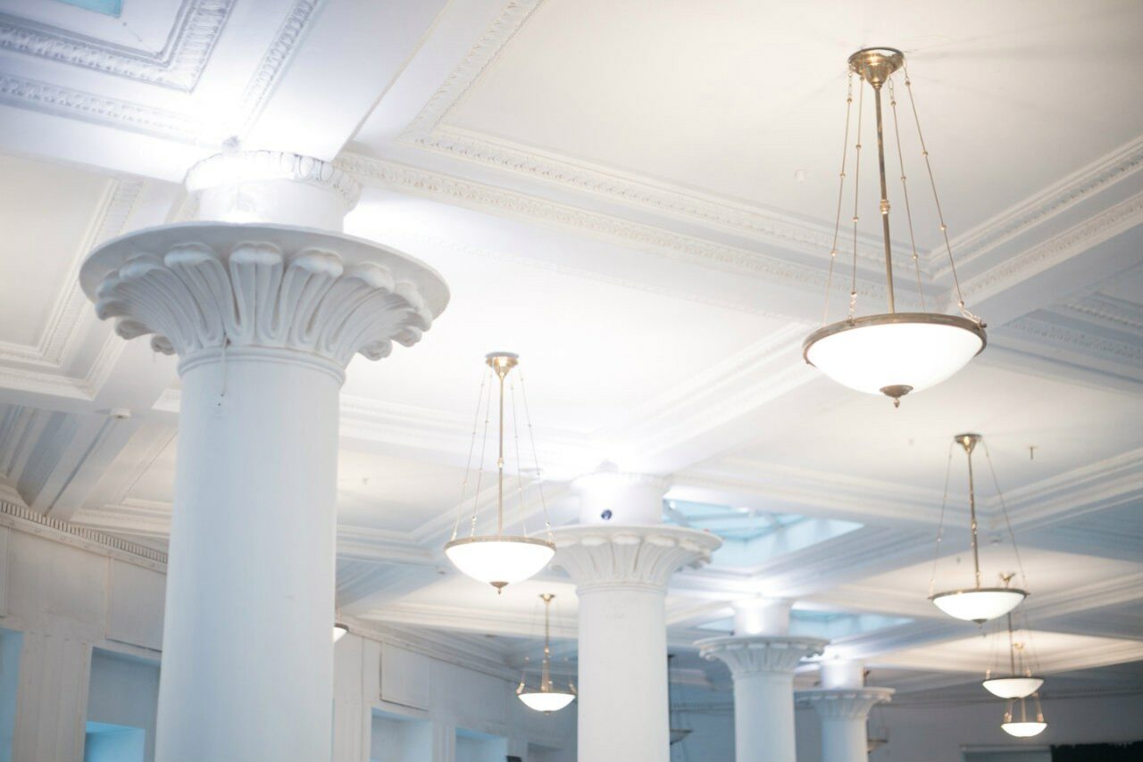 Арендовать FREEDOM TEAM. Пространство с белым интерьером