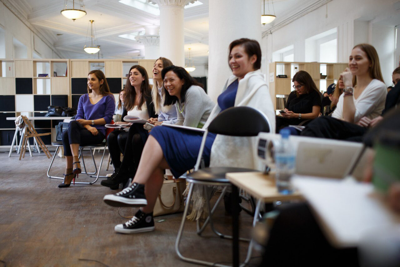 Арендовать FREEDOM TEAM. Пространство с белым интерьером