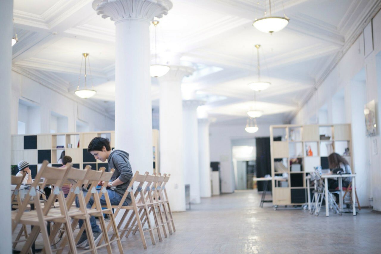 Арендовать FREEDOM TEAM. Пространство с белым интерьером