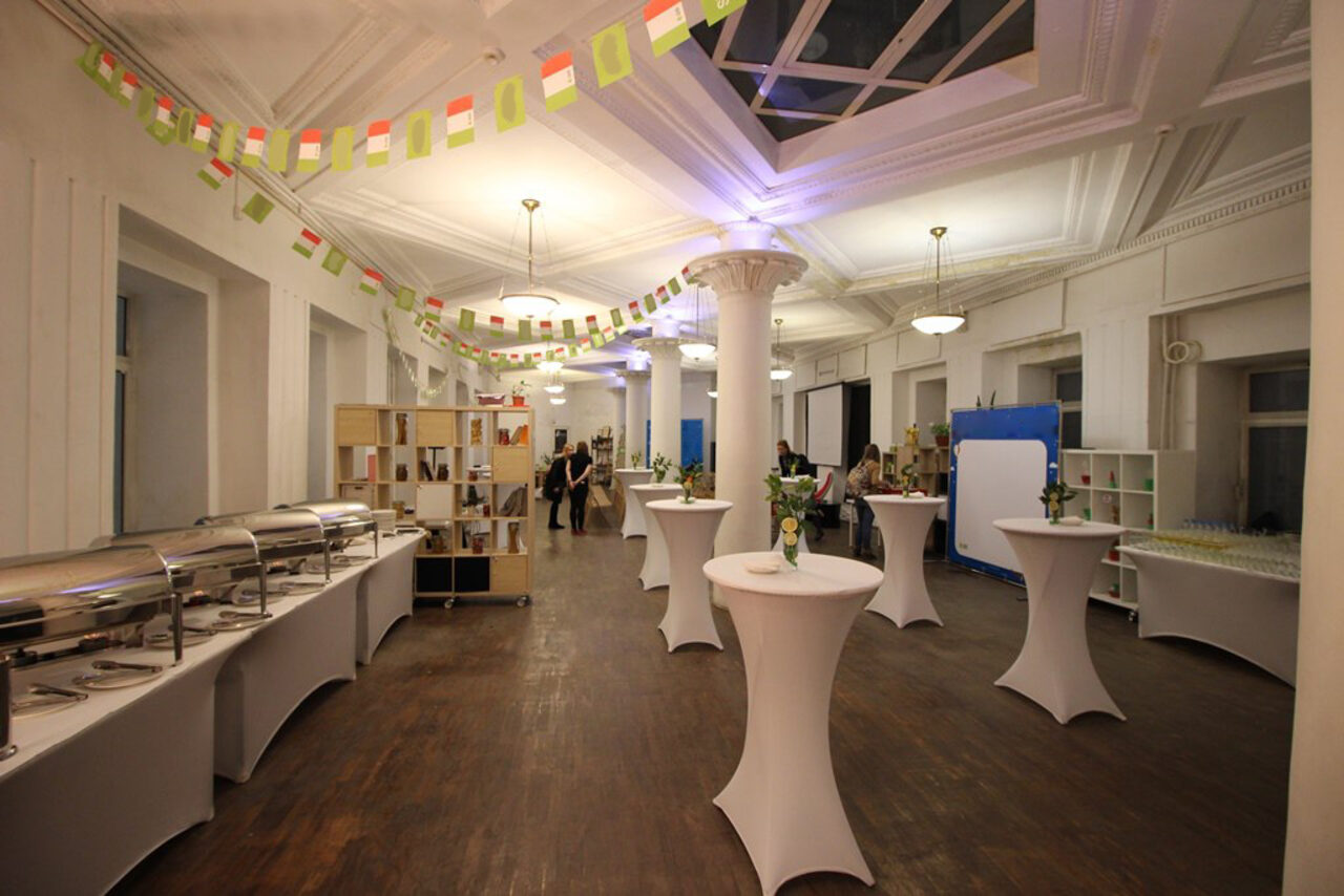 Арендовать FREEDOM TEAM. Пространство с белым интерьером