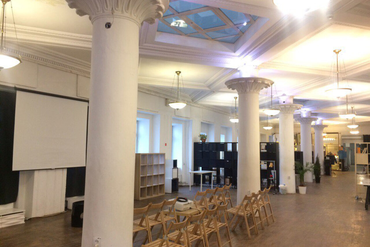 Арендовать FREEDOM TEAM. Пространство с белым интерьером