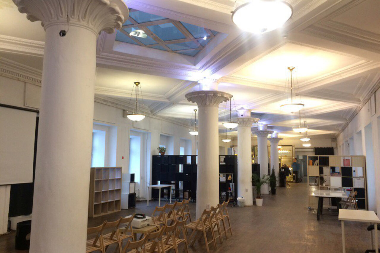 Арендовать FREEDOM TEAM. Пространство с белым интерьером