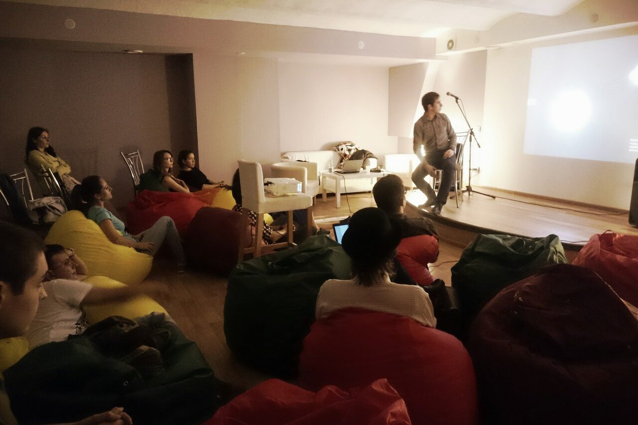 Арендовать Антикафе Арт-сквер Пространство со сценой и мягкими пуфиками