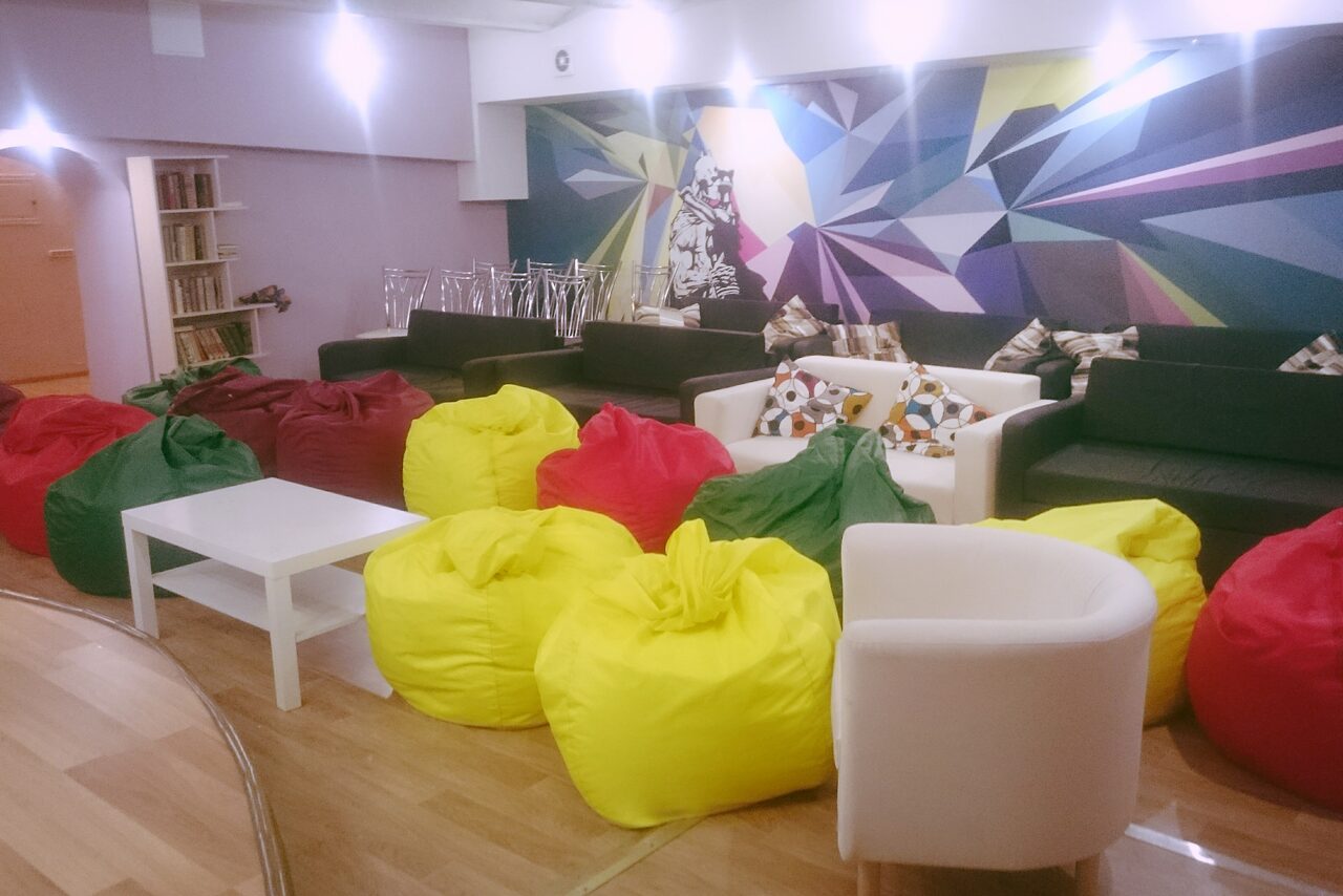 Арендовать Антикафе Арт-сквер Пространство со сценой и мягкими пуфиками