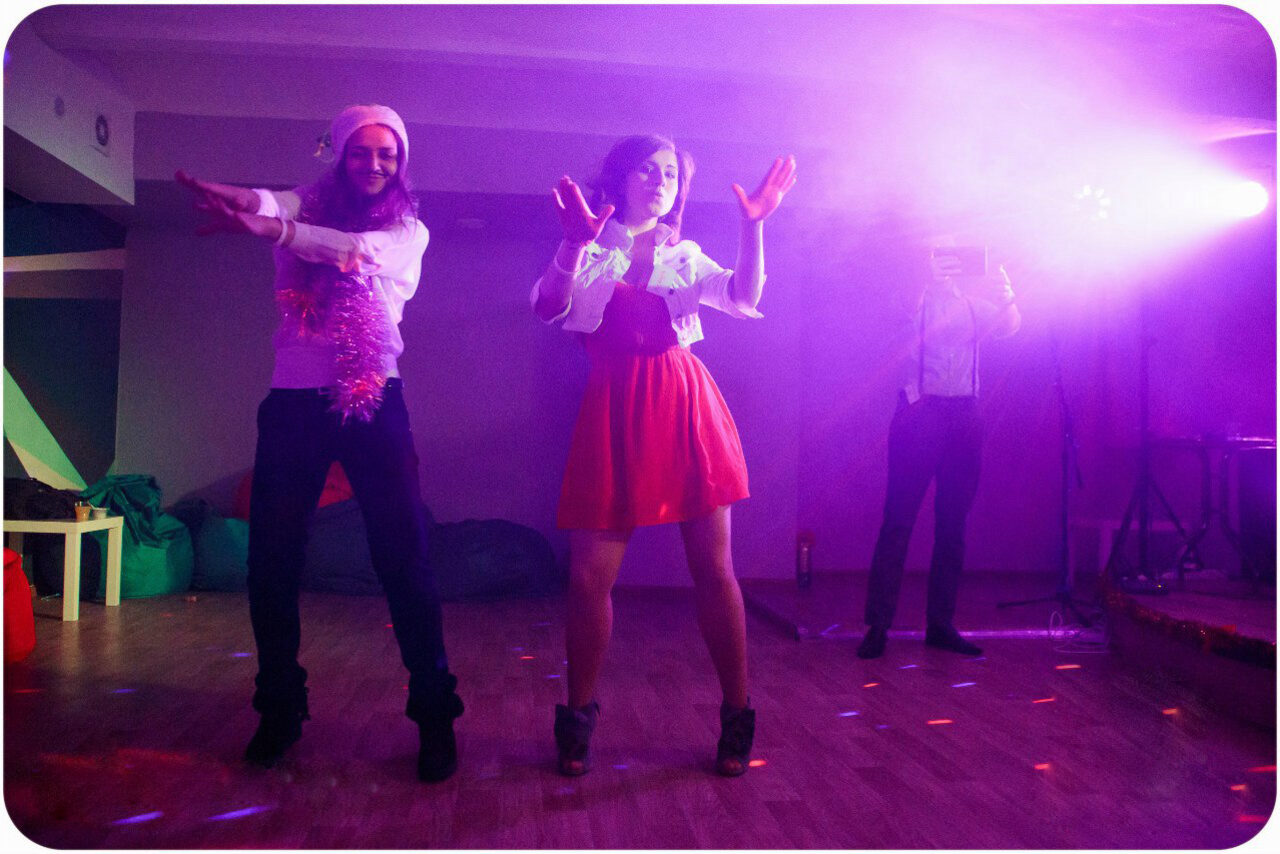 Арендовать Антикафе Арт-сквер Пространство со сценой и мягкими пуфиками