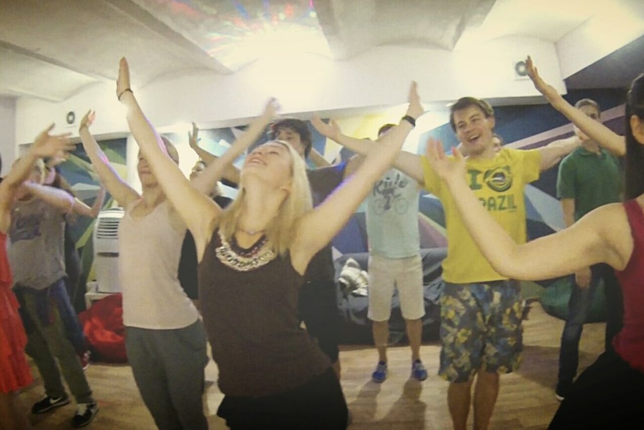 Арендовать Антикафе Арт-сквер Пространство со сценой и мягкими пуфиками