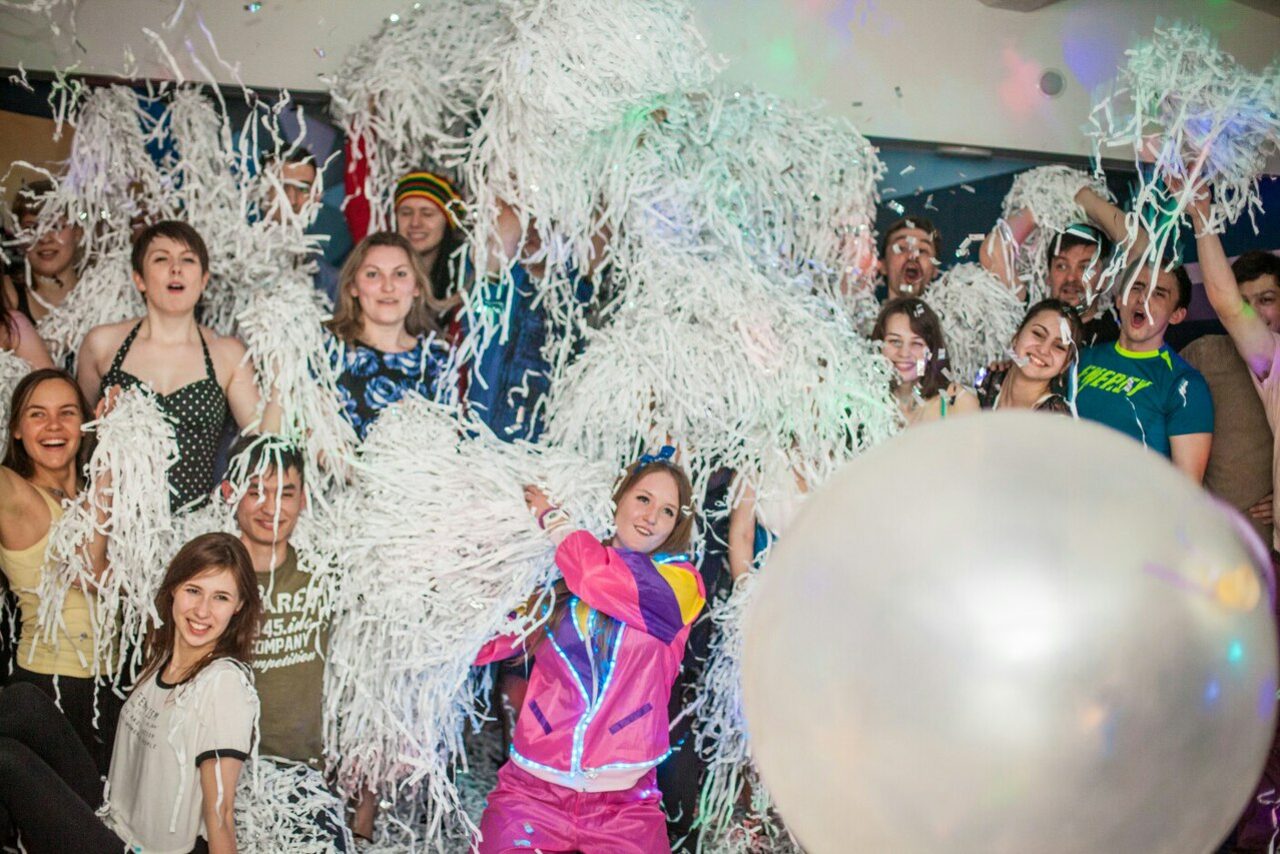 Арендовать Антикафе Арт-сквер Пространство со сценой и мягкими пуфиками