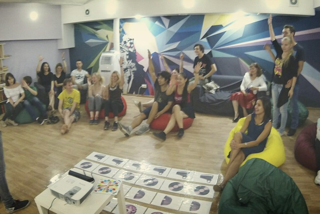 Арендовать Антикафе Арт-сквер Пространство со сценой и мягкими пуфиками