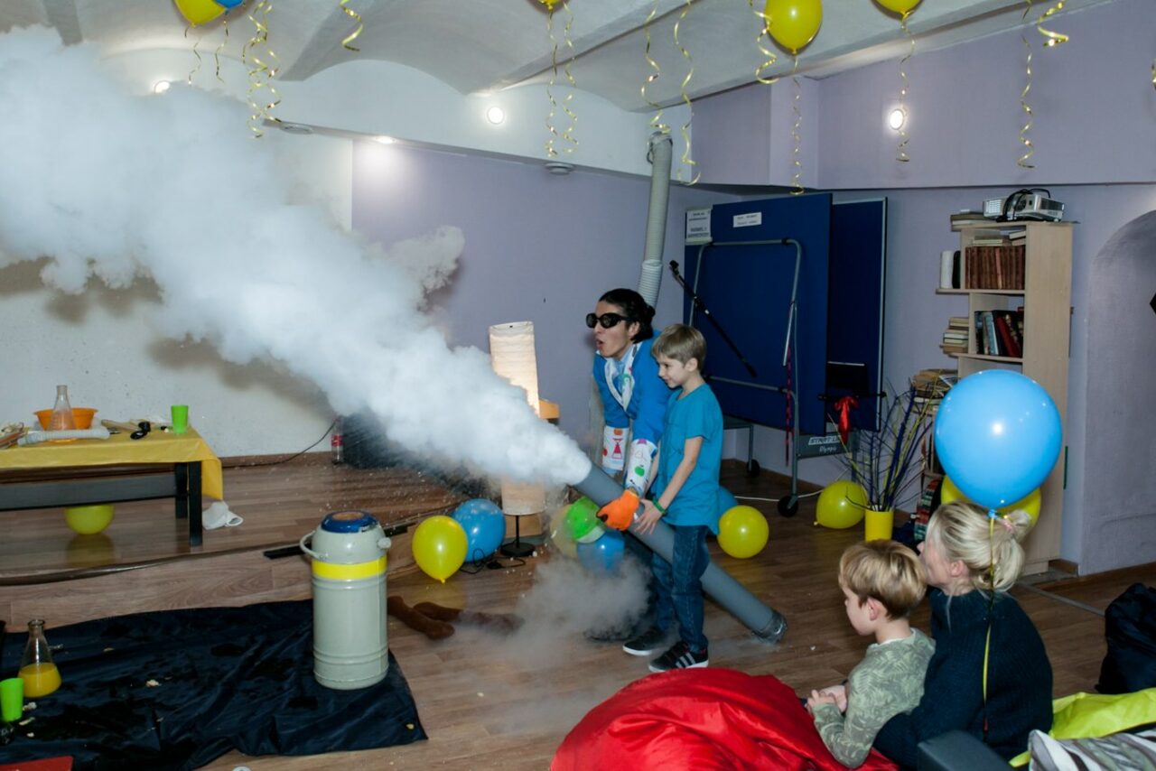 Арендовать Антикафе Арт-сквер Пространство со сценой и мягкими пуфиками