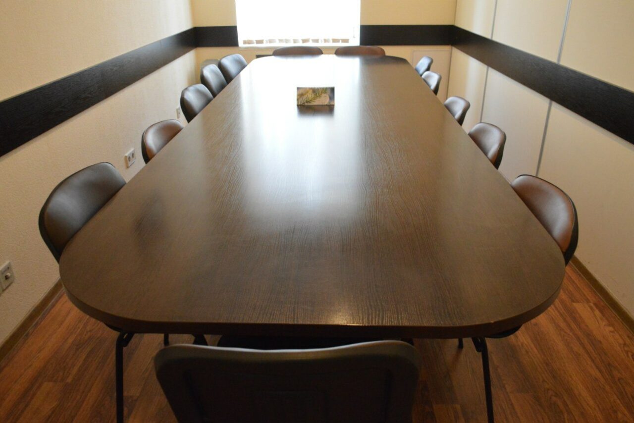 Арендовать Переговорная с проектором