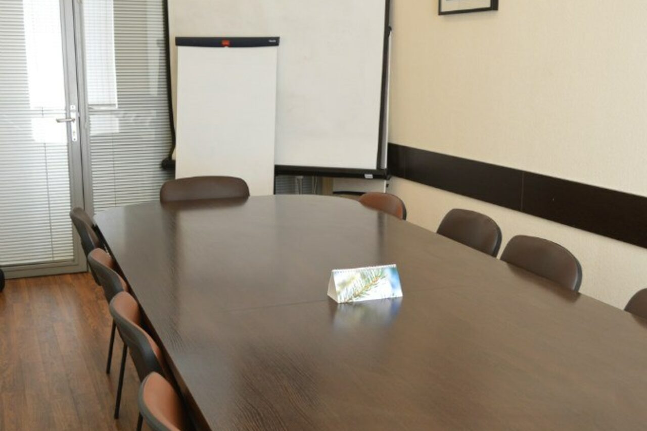 Арендовать Переговорная с проектором