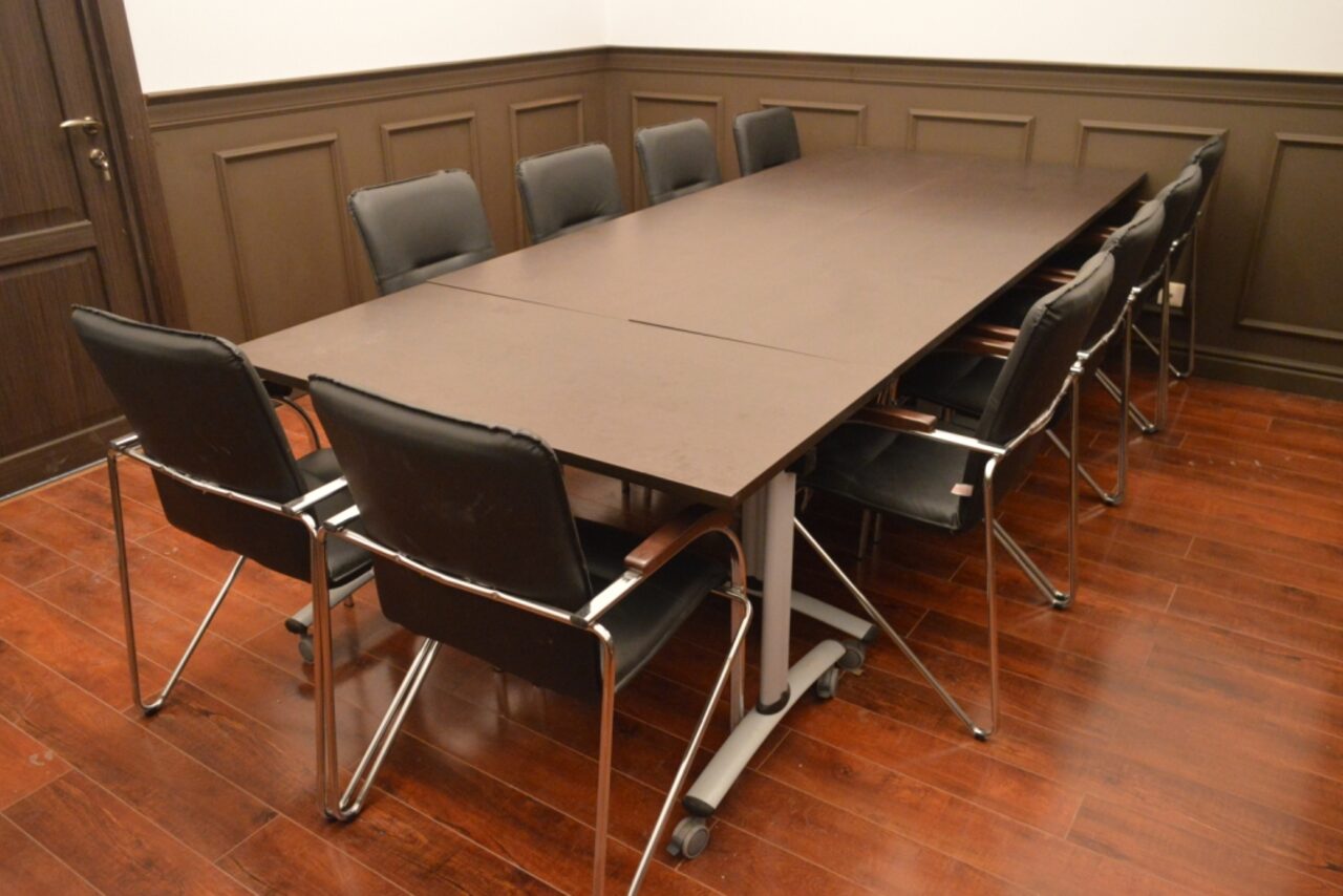 Арендовать Переговорная с большим столом