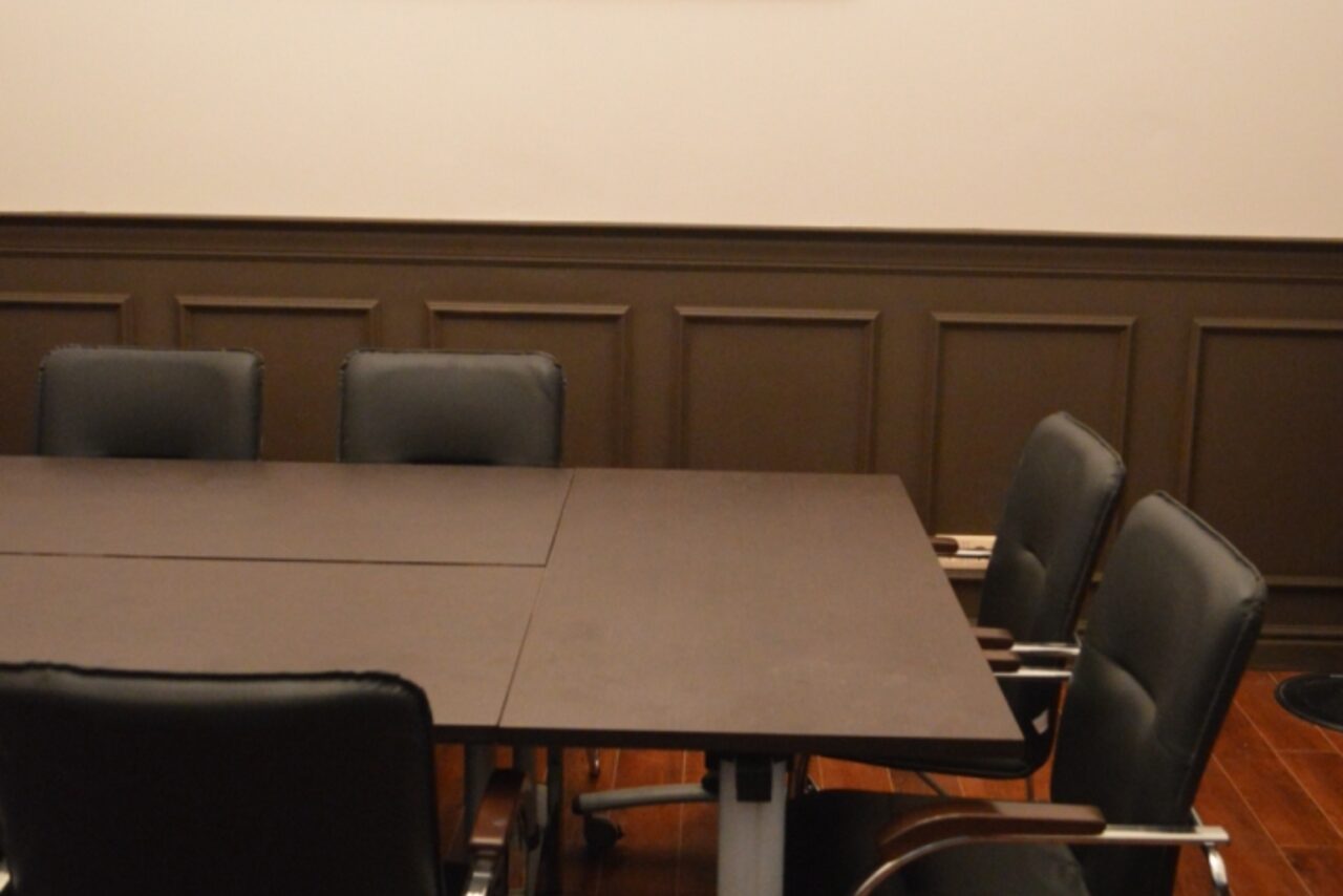 Арендовать Переговорная с большим столом