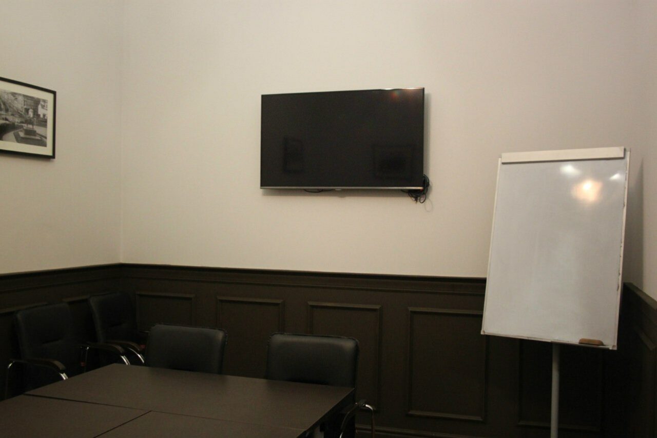 Арендовать Переговорная с большим столом