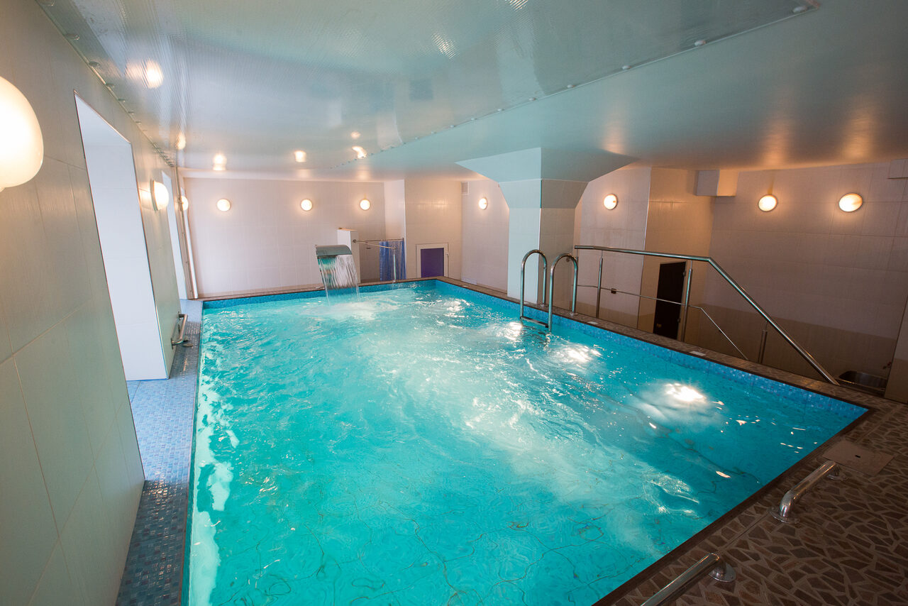 Арендовать Лефортовские Бани и Сауны Зал с бассейном и водопадом