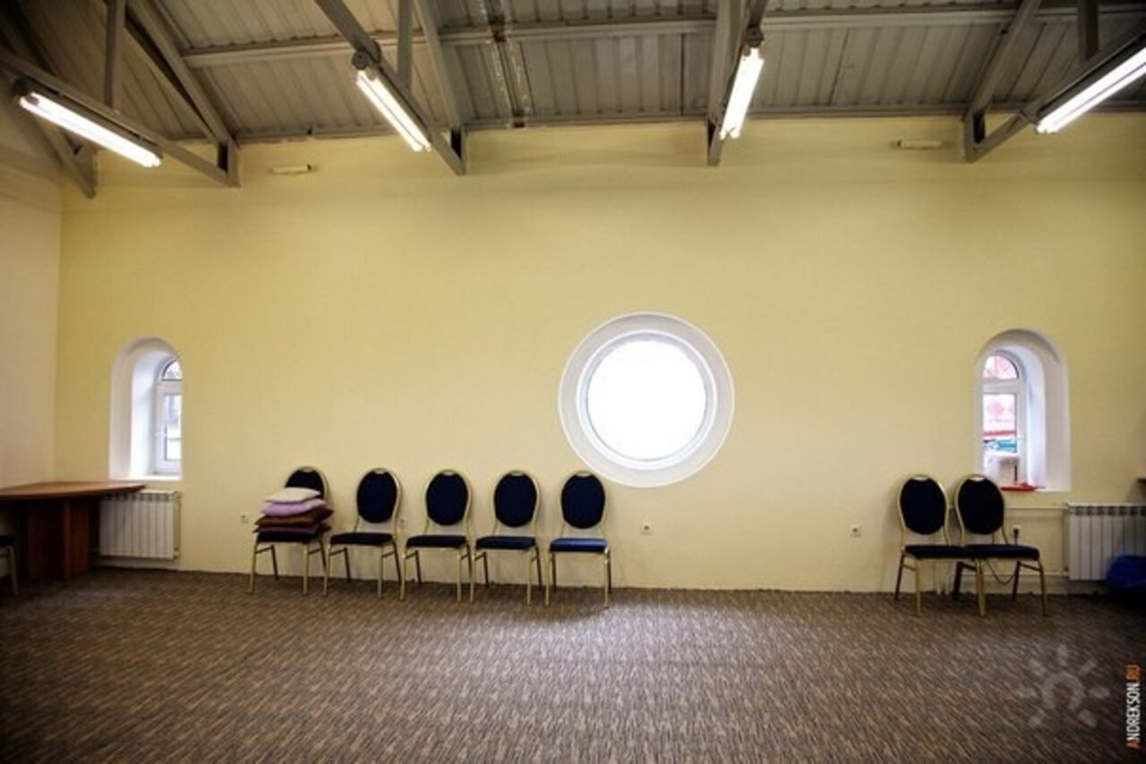 Арендовать Зал с высоким потолком и ковролин