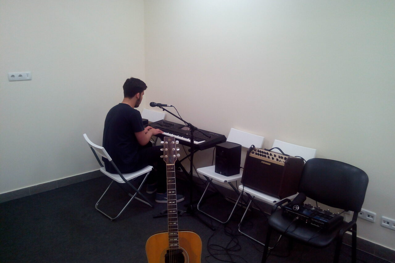 Арендовать Школа музыки VoIcecontact Зал с камерой и быстрым интернетом