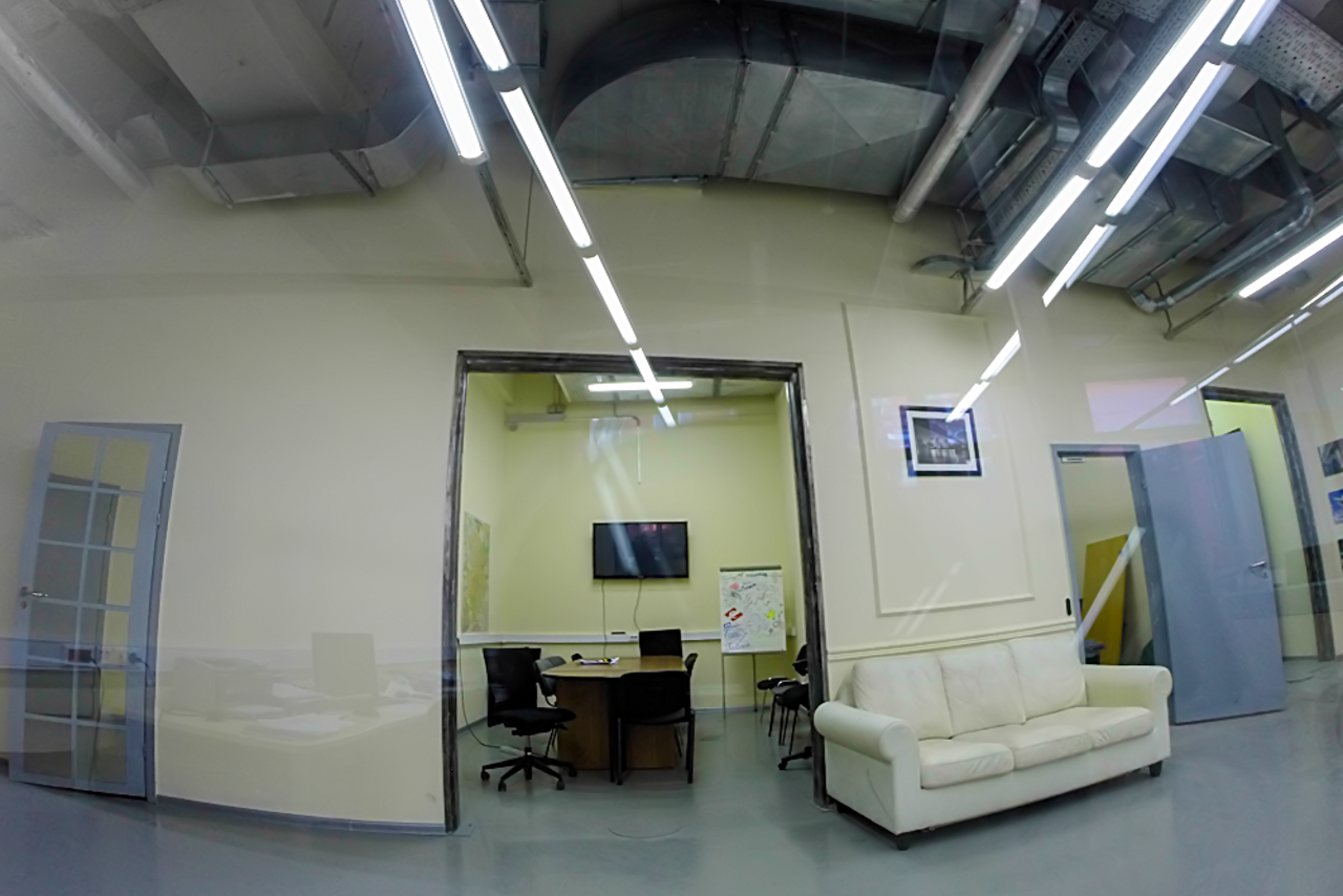 Арендовать Переговорная комната с плазмой