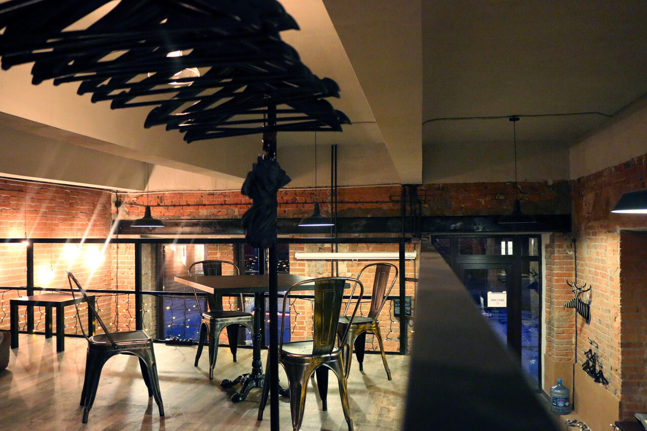 Арендовать The Loft Club Арт-лофт: кирпич, кожаные пуфы