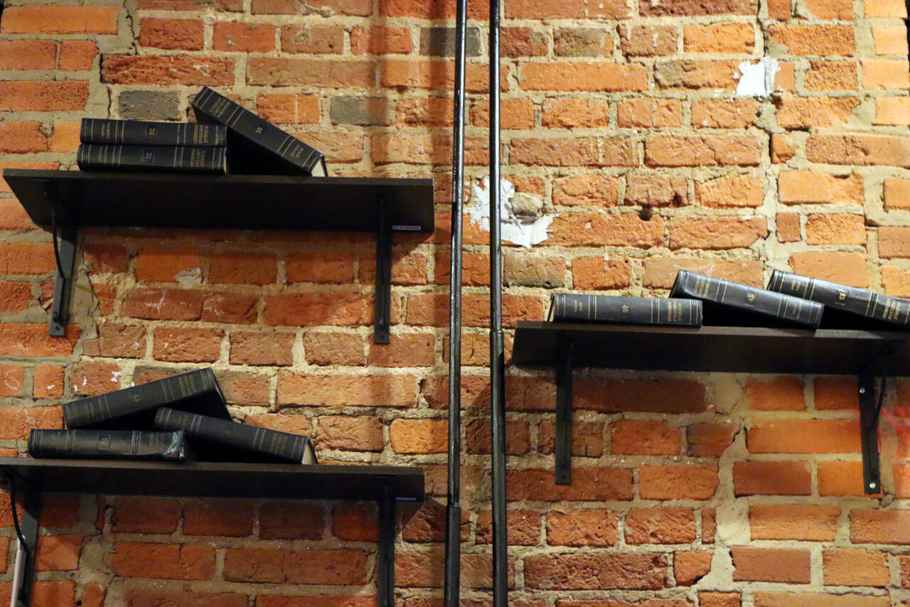 Арендовать The Loft Club Арт-лофт: кирпич, кожаные пуфы