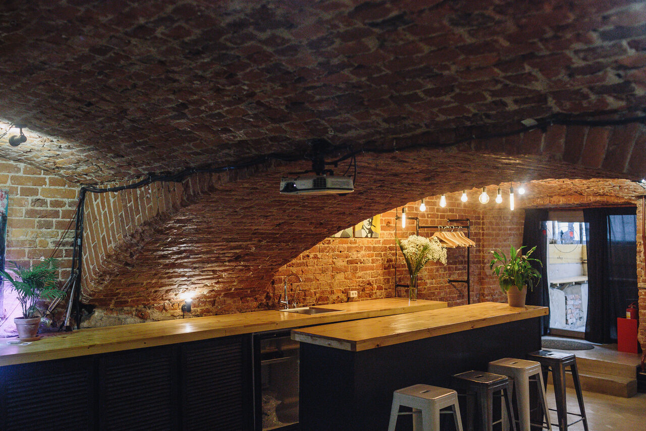 Арендовать Otherside Арт-лофт с кирпичными сводами на Невском проспекте