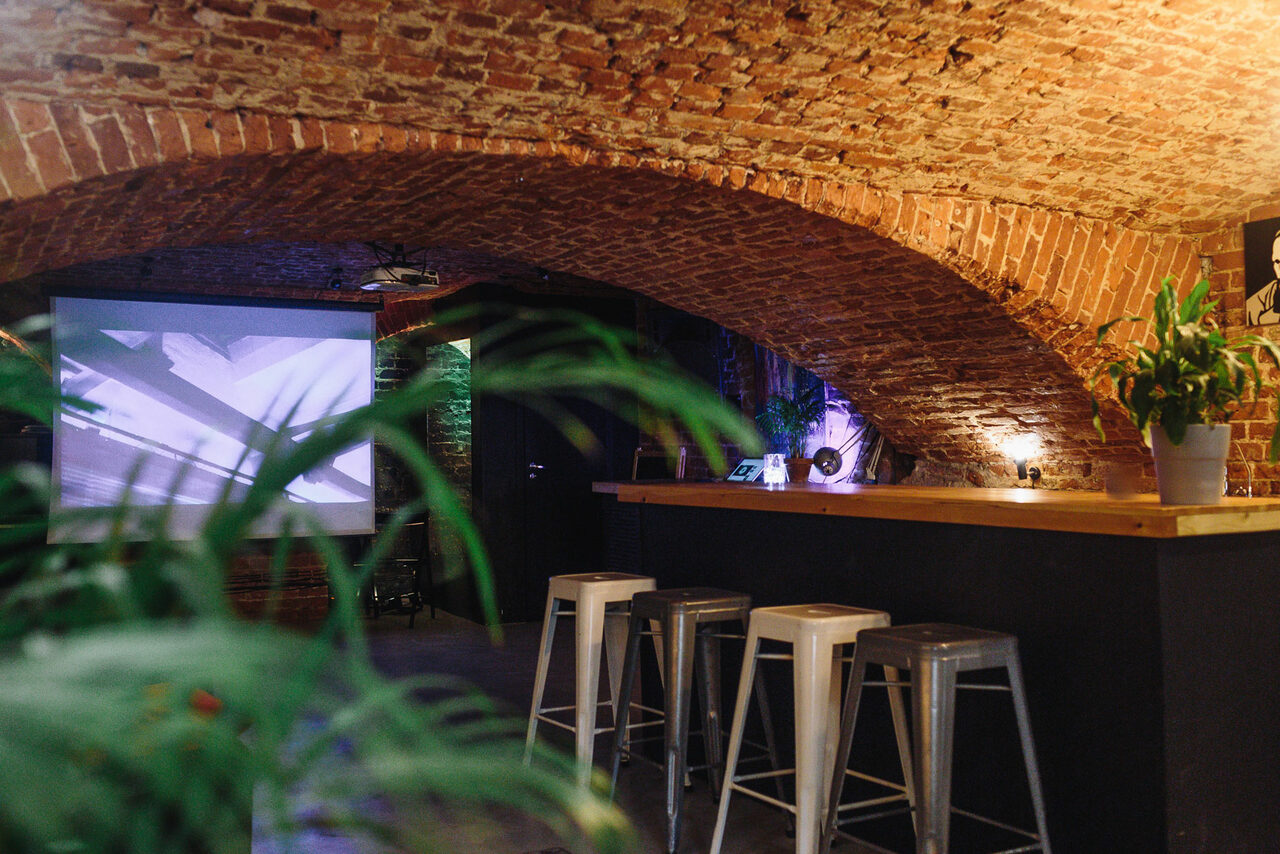 Арендовать Otherside Арт-лофт с кирпичными сводами на Невском проспекте