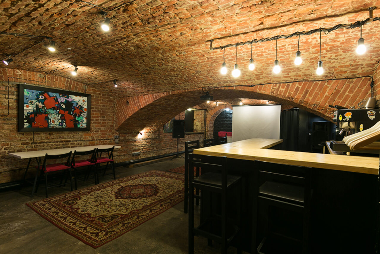 Арендовать Otherside. Арт-лофт с кирпичными сводами