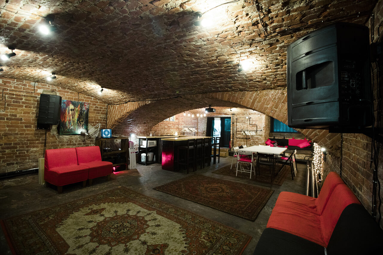 Арендовать Otherside. Арт-лофт с кирпичными сводами