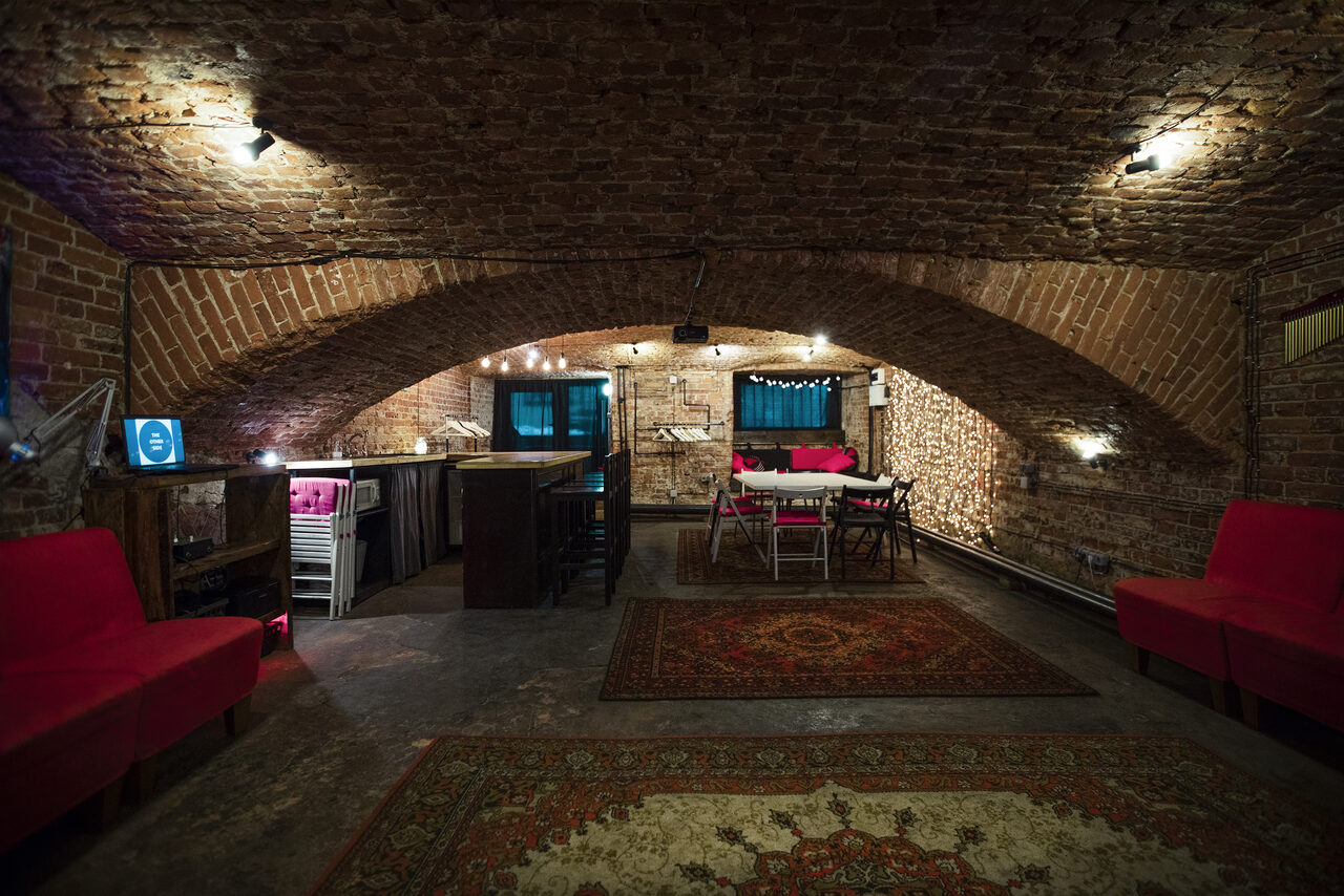 Арендовать Otherside. Арт-лофт с кирпичными сводами