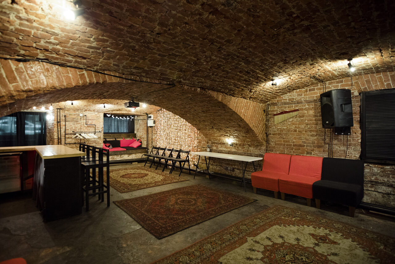 Арендовать Otherside. Арт-лофт с кирпичными сводами