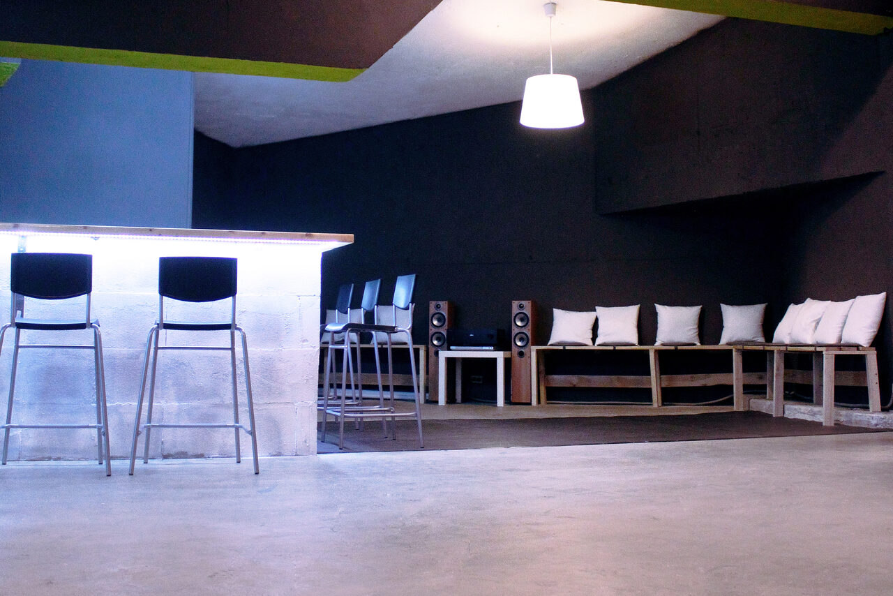 Арендовать Лофт со звуком и светом для вечеринки