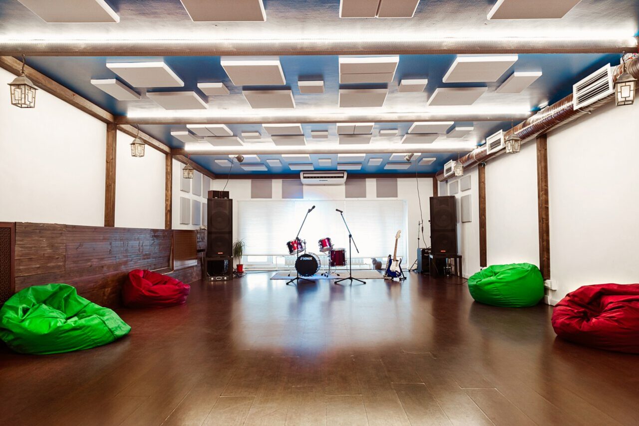 Арендовать Лофт Дом у моря Арт-площадка со сценой 