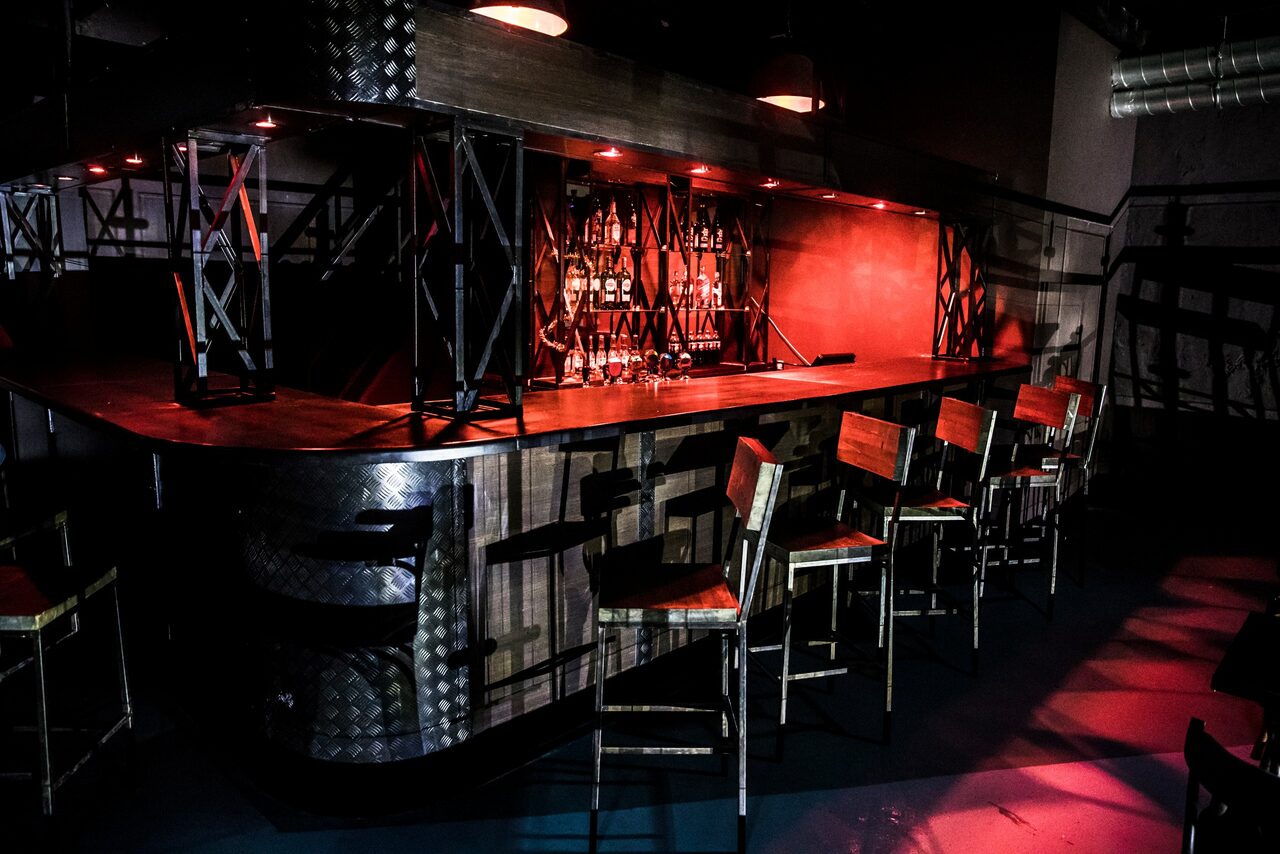 Арендовать RED PUB Пространство клуба со сценой
