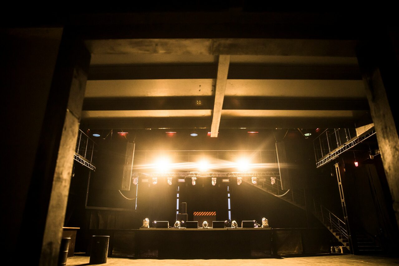 Арендовать RED PUB Пространство клуба со сценой