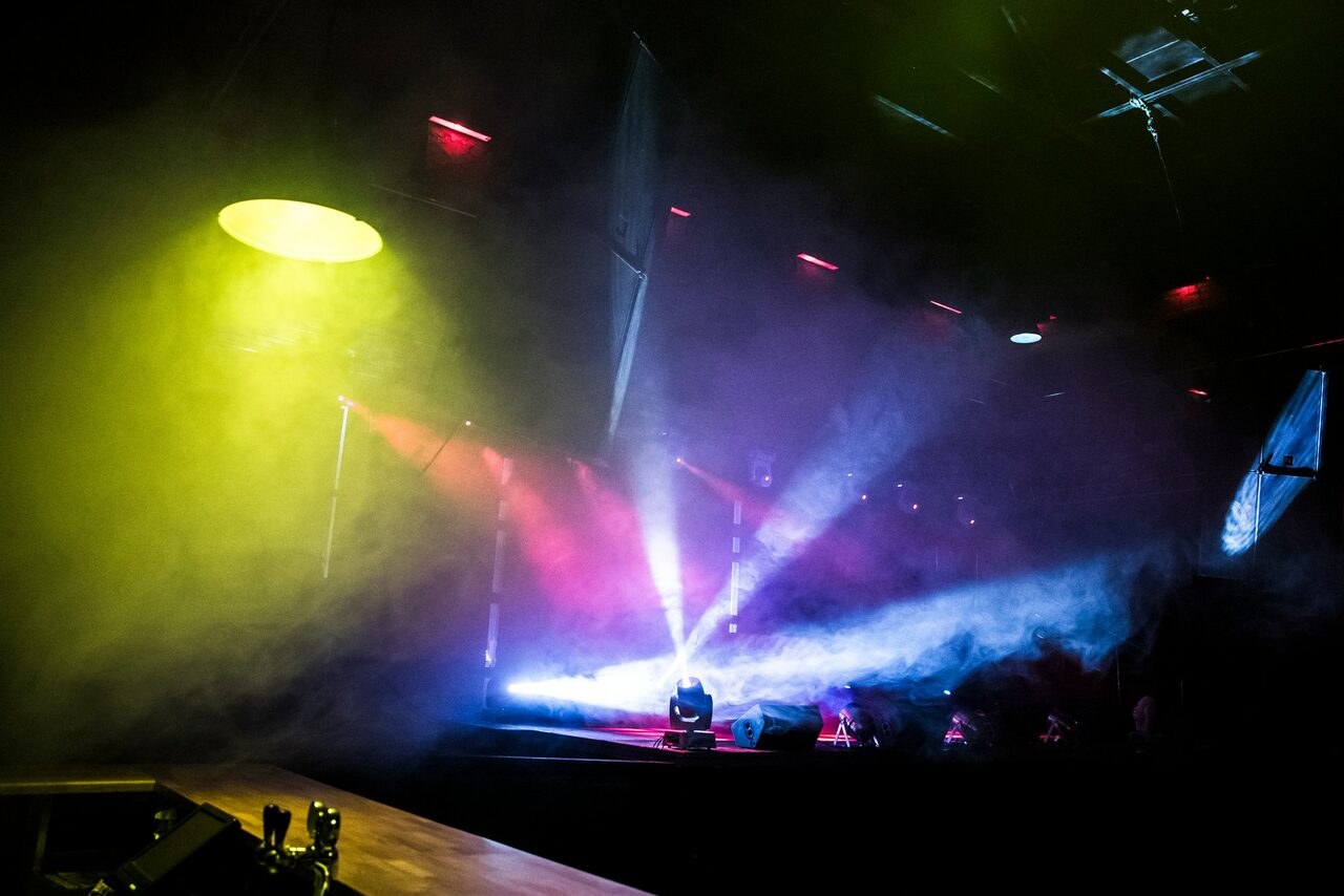 Арендовать RED PUB Пространство клуба со сценой