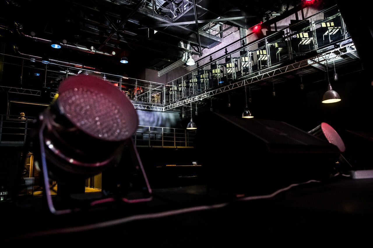 Арендовать RED PUB Пространство клуба со сценой