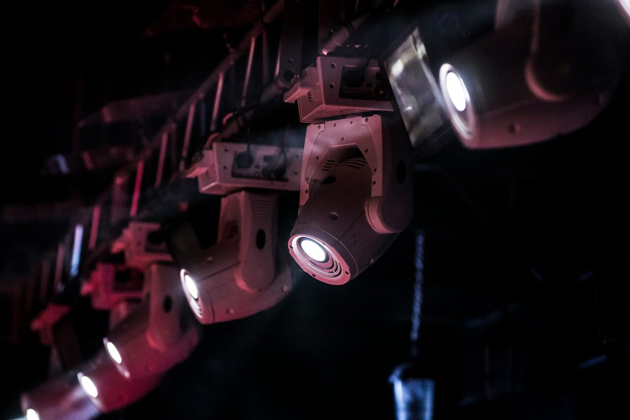 Арендовать RED PUB Пространство клуба со сценой